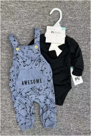 Ensemble 3 Pièces- Salopette Bleue Imprimé Espace, Body Noir et Chaussettes Assorties